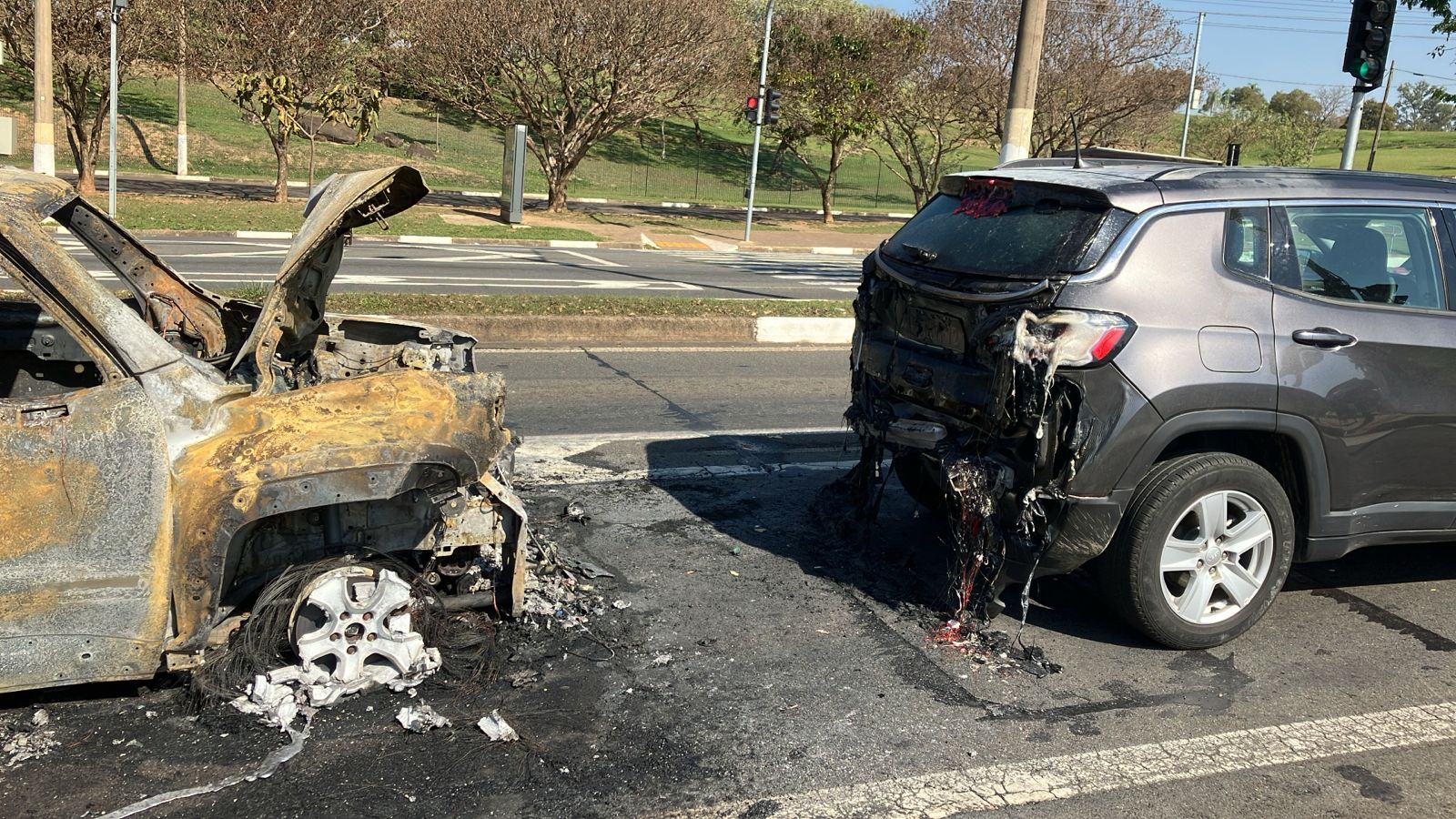 Carro pega fogo após colisão traseira na Rod. Heitor Penteado, em Campinas 