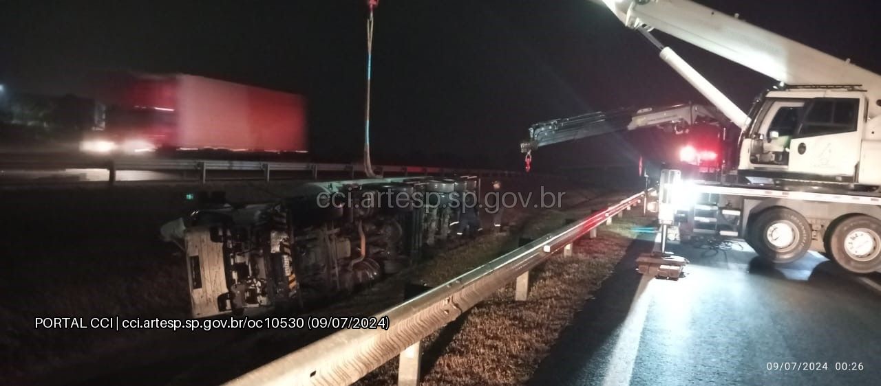 Liberação da Dom Pedro após tombamento de caminhão deve acontecer nesta terça