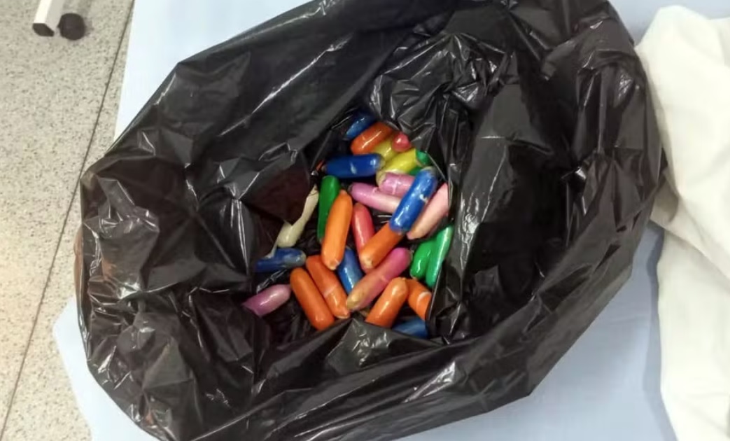 Homem é flagrado com 1,2kg de cocaína em ônibus; ele também engoliu parte da droga