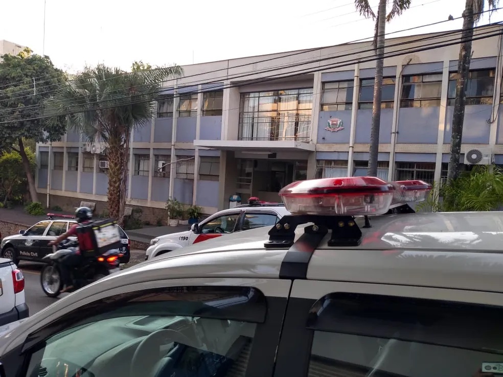 Homem suspeito de violência doméstica é baleado e morre durante intervenção policial