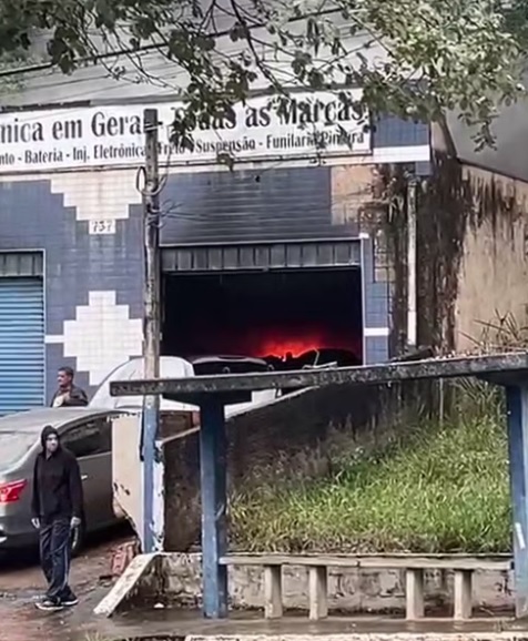 Incêndio destroi oficina mecânica em Sousas; não há feridos