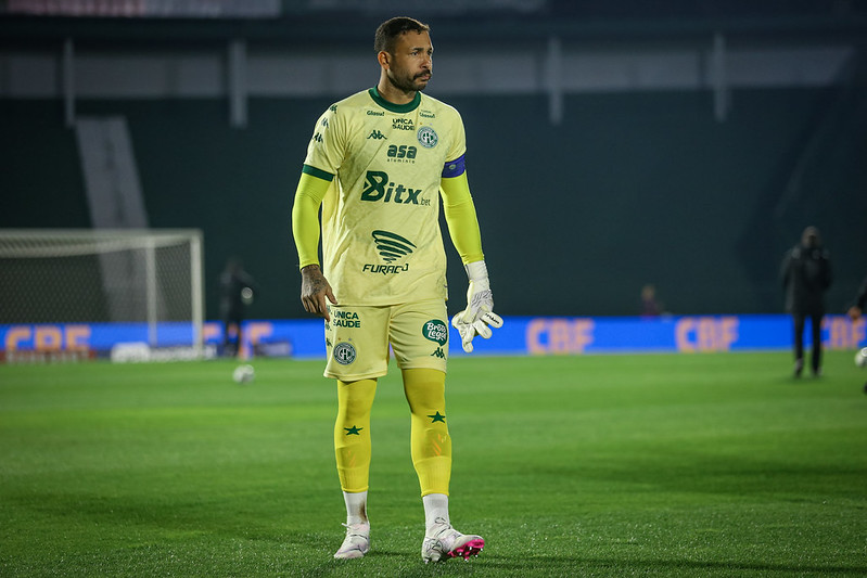 Lesão não é detectada em goleiro Vladimir e ele poderá ajudar o Bugre contra o Sport