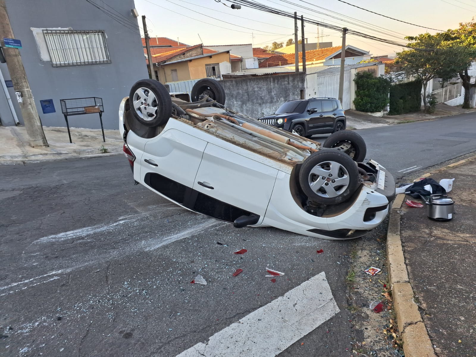 Motorista escapa praticamente ileso após capotar em cruzamento