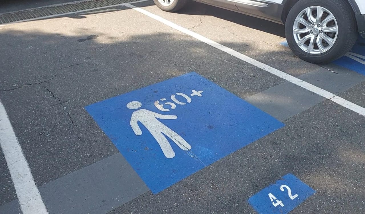 Motoristas que não respeitarem vagas exclusivas nos shoppings Iguatemi e Galleria podem ser multados pela Emdec