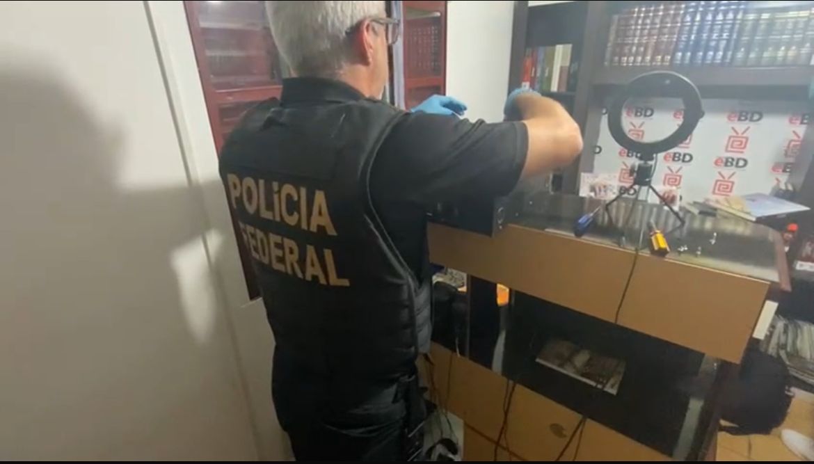 Justiça decide que pastor pego em flagrante com material de pedofilia segue preso