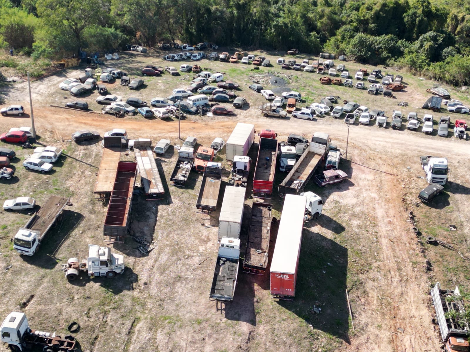 Pátio com caminhões furtados é descoberto em Limeira; dois são presos