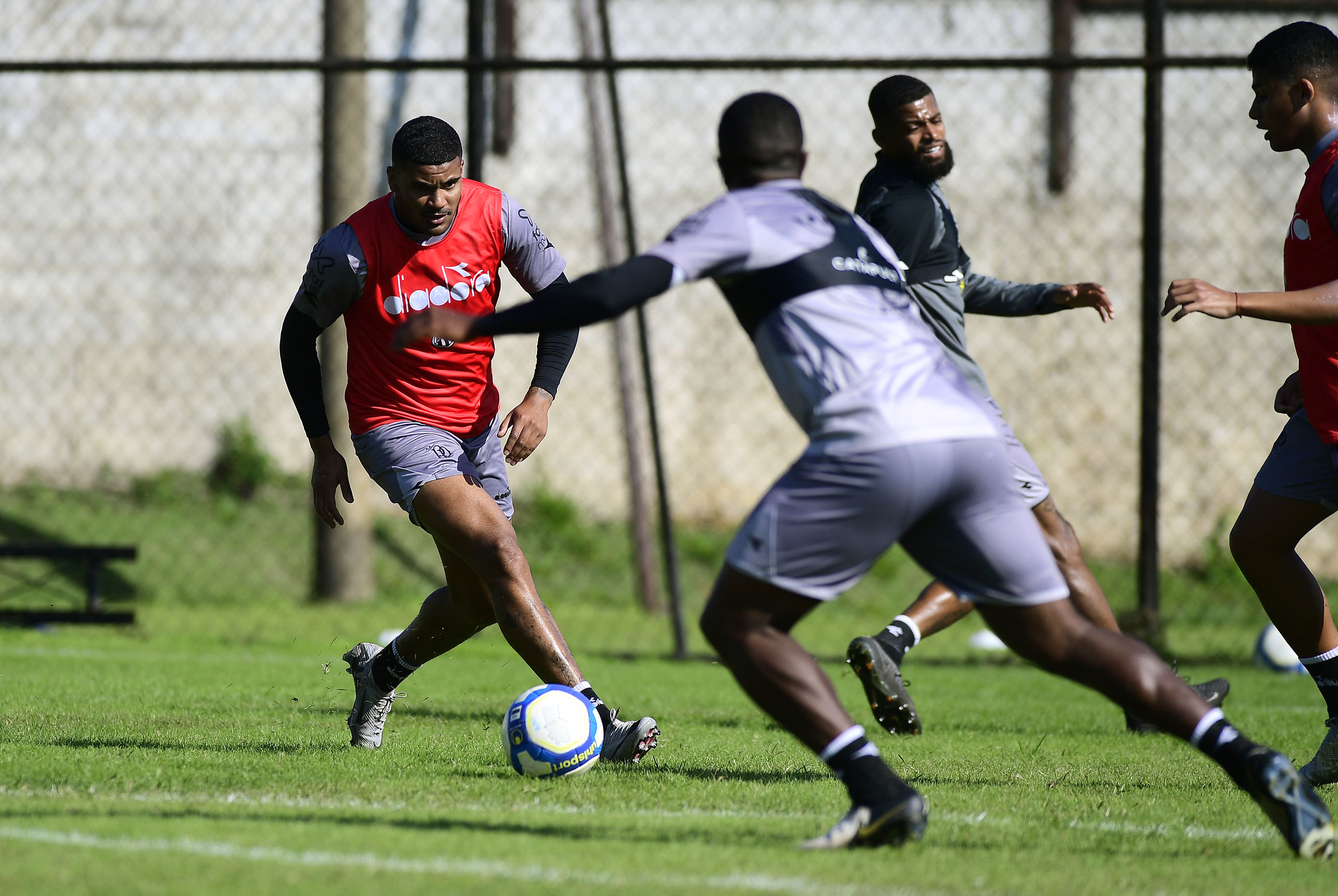 Ponte Preta perde dupla defensiva, mas pode ter novidades contra o Avaí