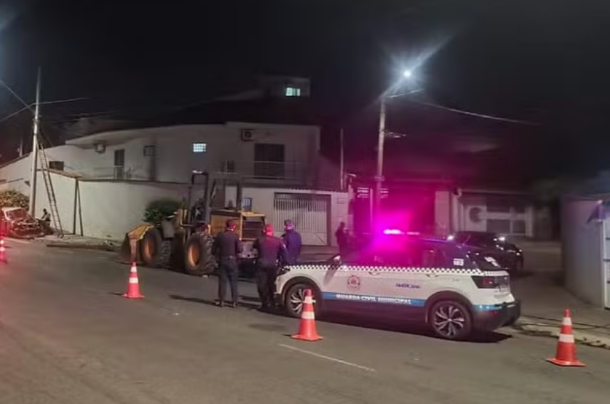 Trator cai de caminhão e derruba poste em Americana