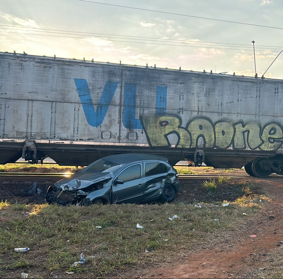 Trem atinge carro na linha férrea em Mogi Guaçu; motorista fica ferido