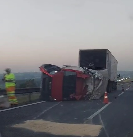 Acidente com dois caminhões trava Rodovia dos Bandeirantes nesta 2ª