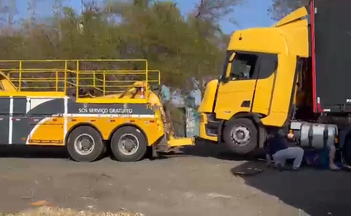 Acidente entre dois caminhões trava Rodovia Gov. Adhemar de Barros