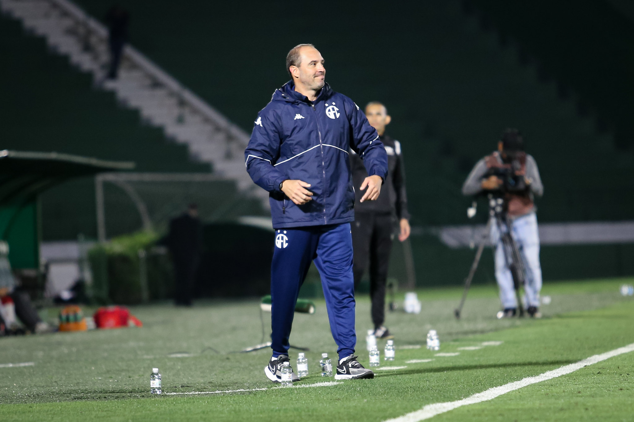 Allan Aal elogia atuação do Guarani na vitória contra o Vila: “Continuar o trabalho com os pés no chão”