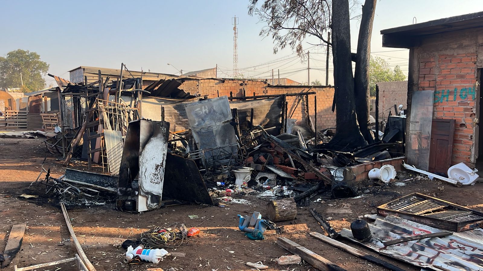 Bombeiros combatem incêndio em barracos no Campo Belo em Campinas