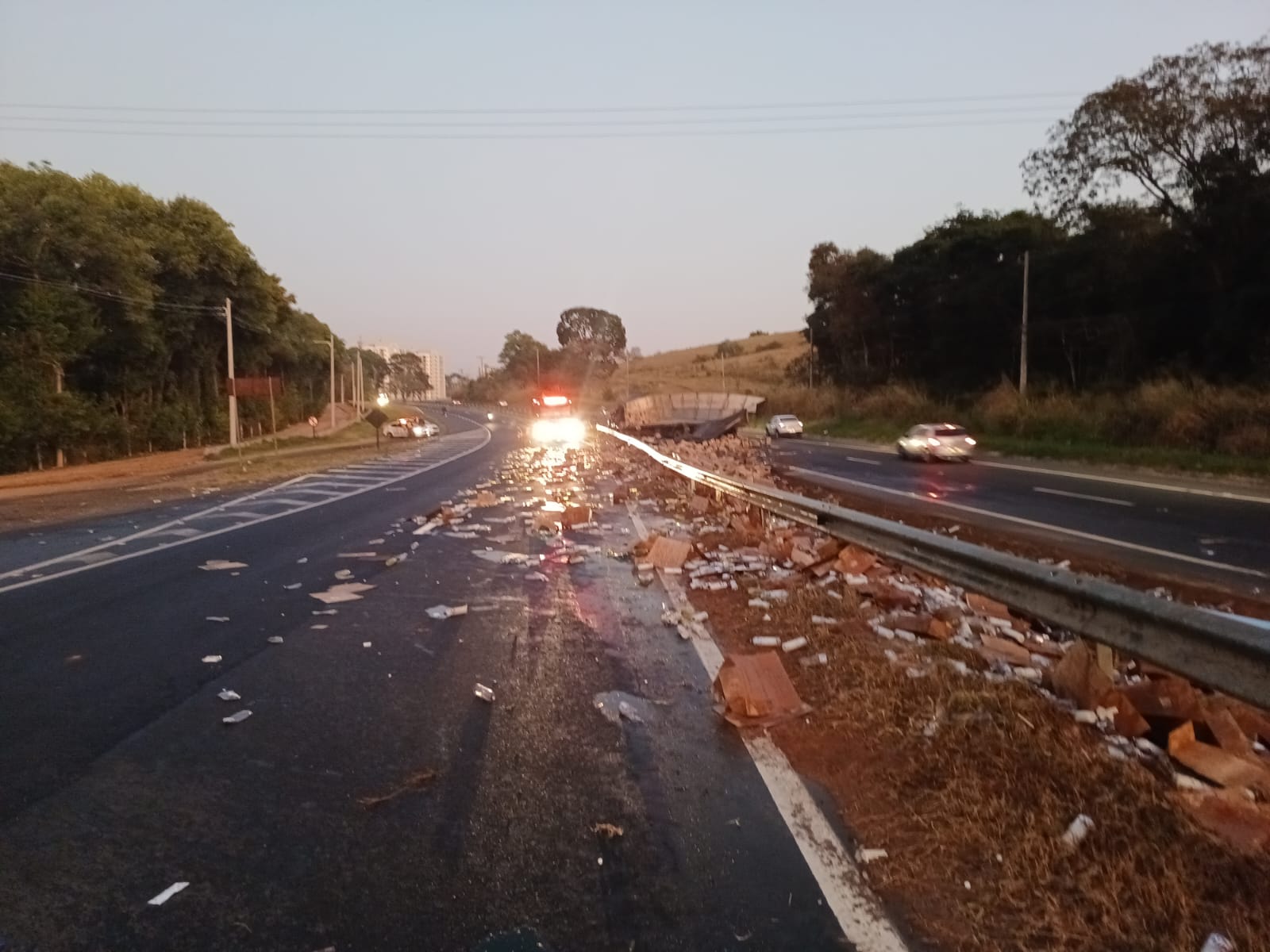 Outro caminhão com produtos de limpeza tomba na “Curva do 90”