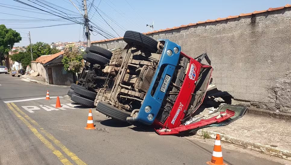 Caminhão tomba e atinge muro de residência em Piracicaba  