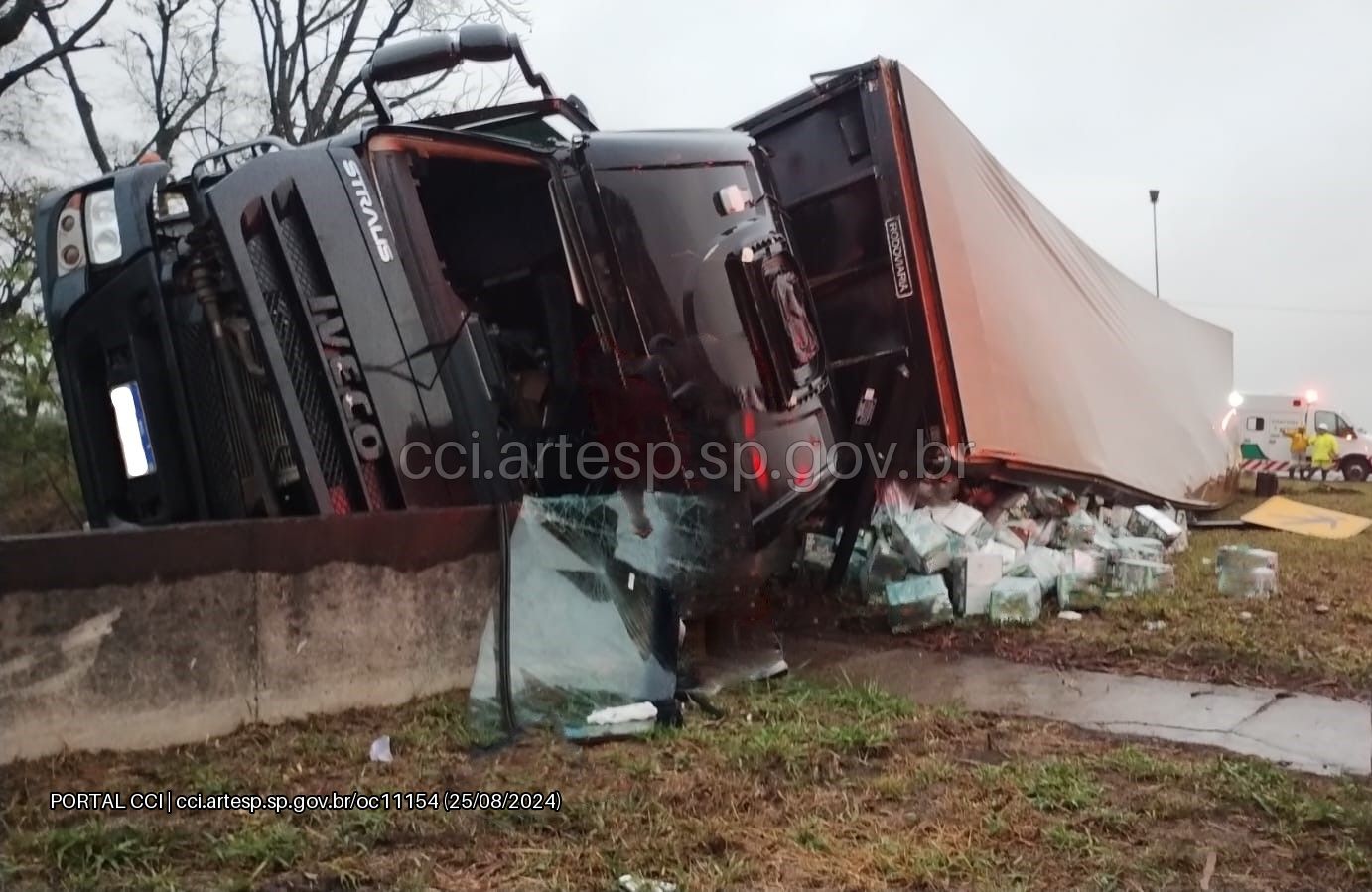 Carreta de cerveja tomba e fecha acesso da SP-147 para Rodovia Adhemar de Barros