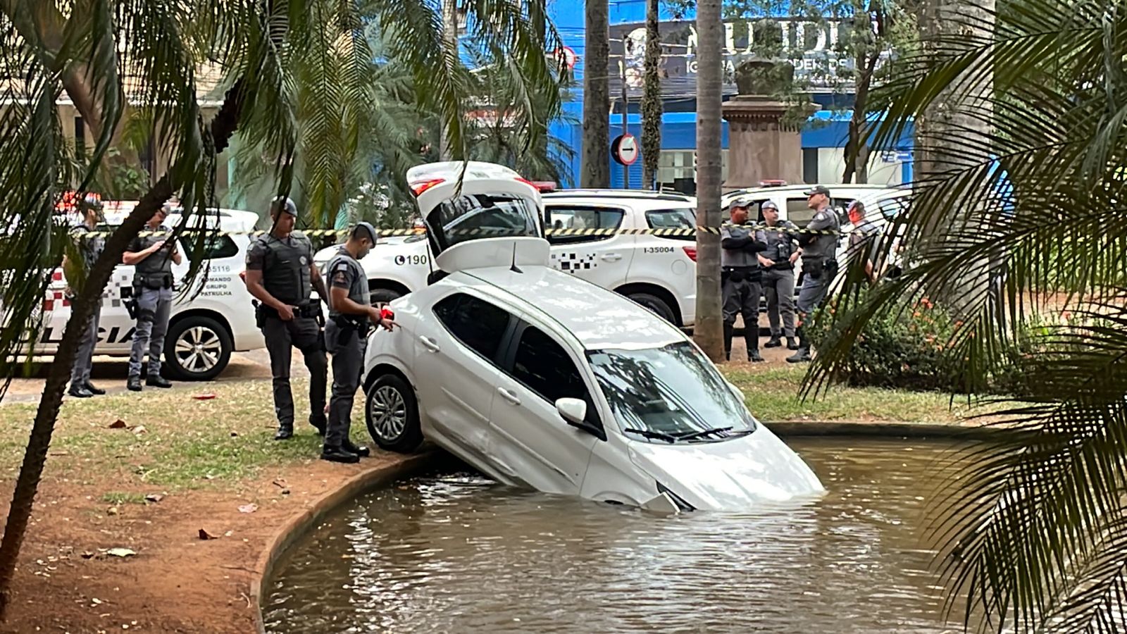 Carro furtado fica parcialmente submerso na Praça Carlos Gomes
