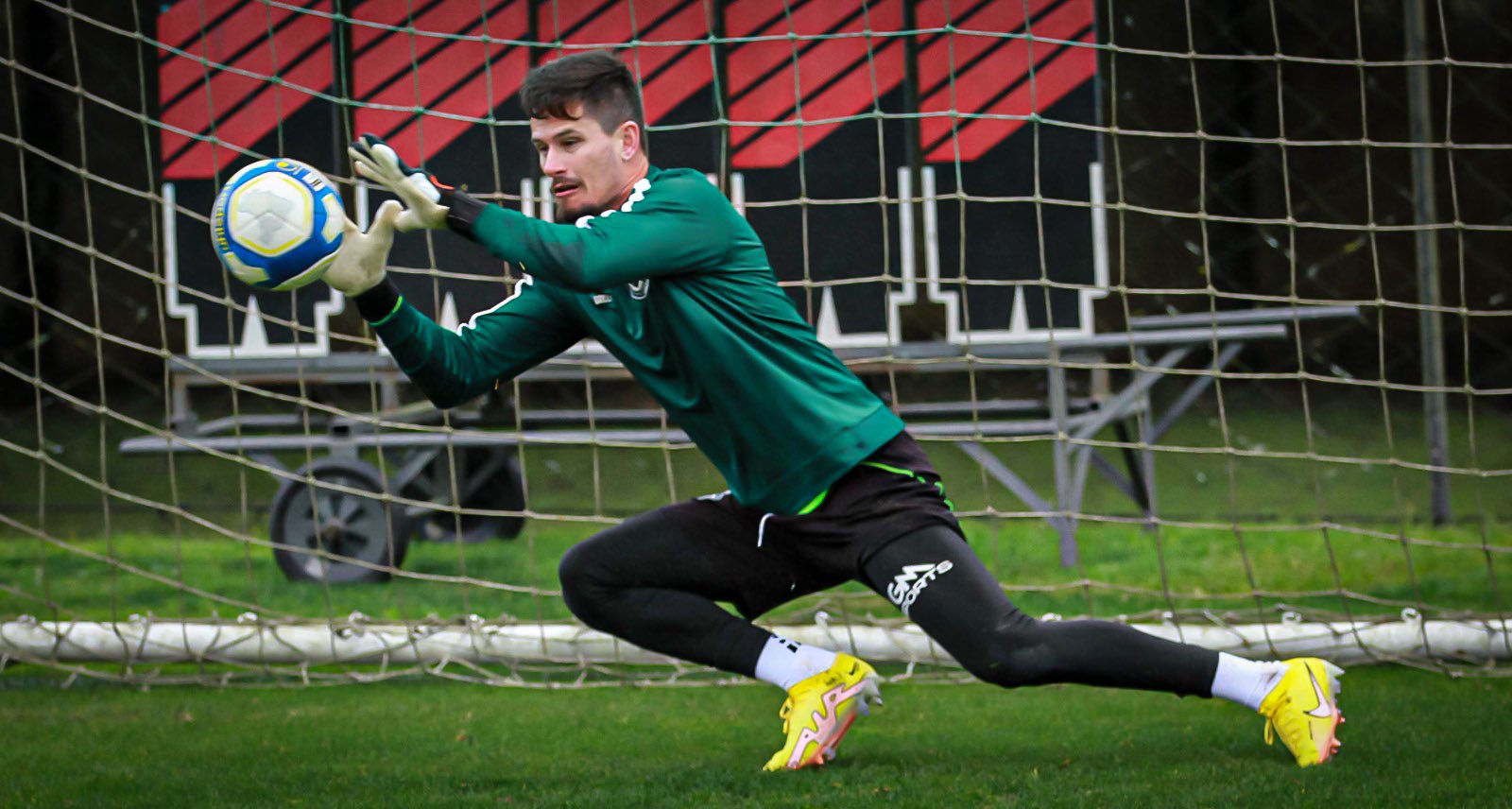 Com dúvida no meio-campo, Goiás enfrenta Ponte Preta em Campinas