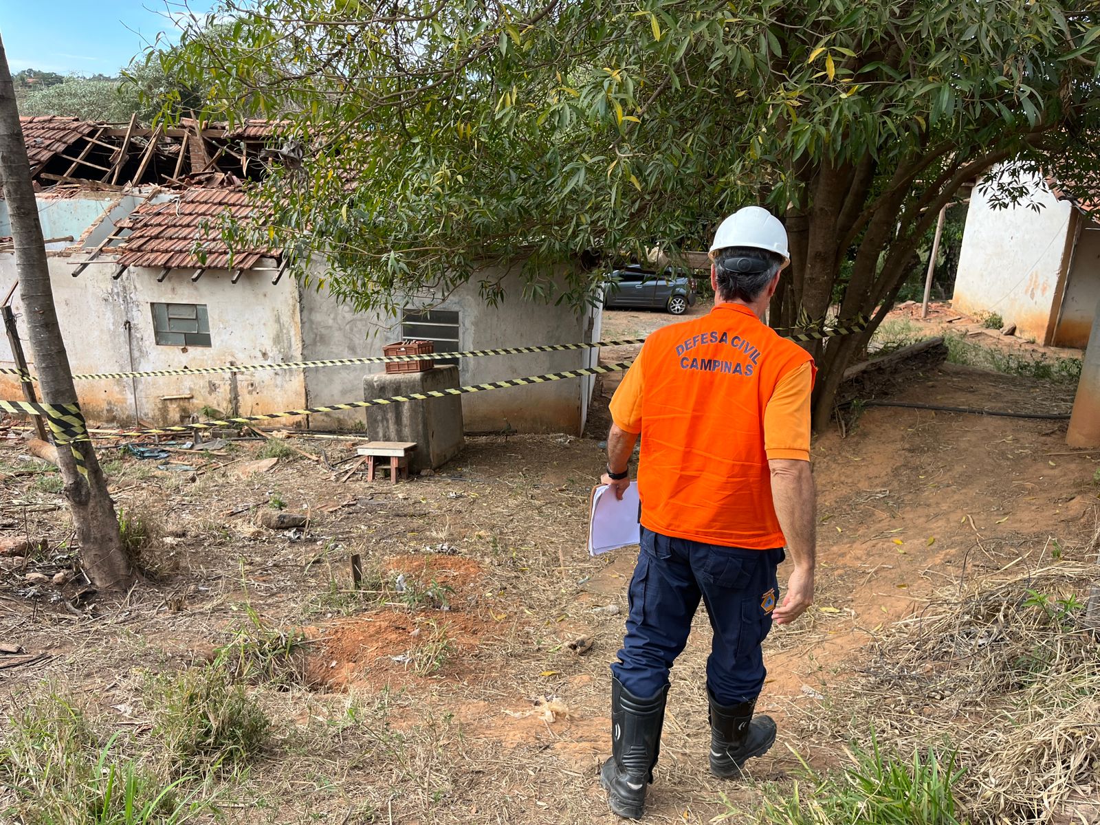 Defesa Civil libera casa que teve telhado atingido por carro em Campinas