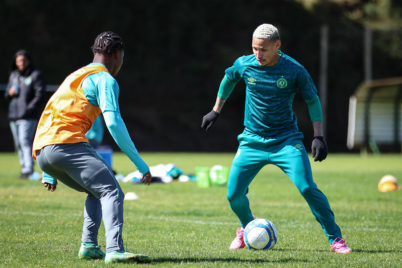 Desfalcada, Chapecoense faz jogo da vida contra o Guarani