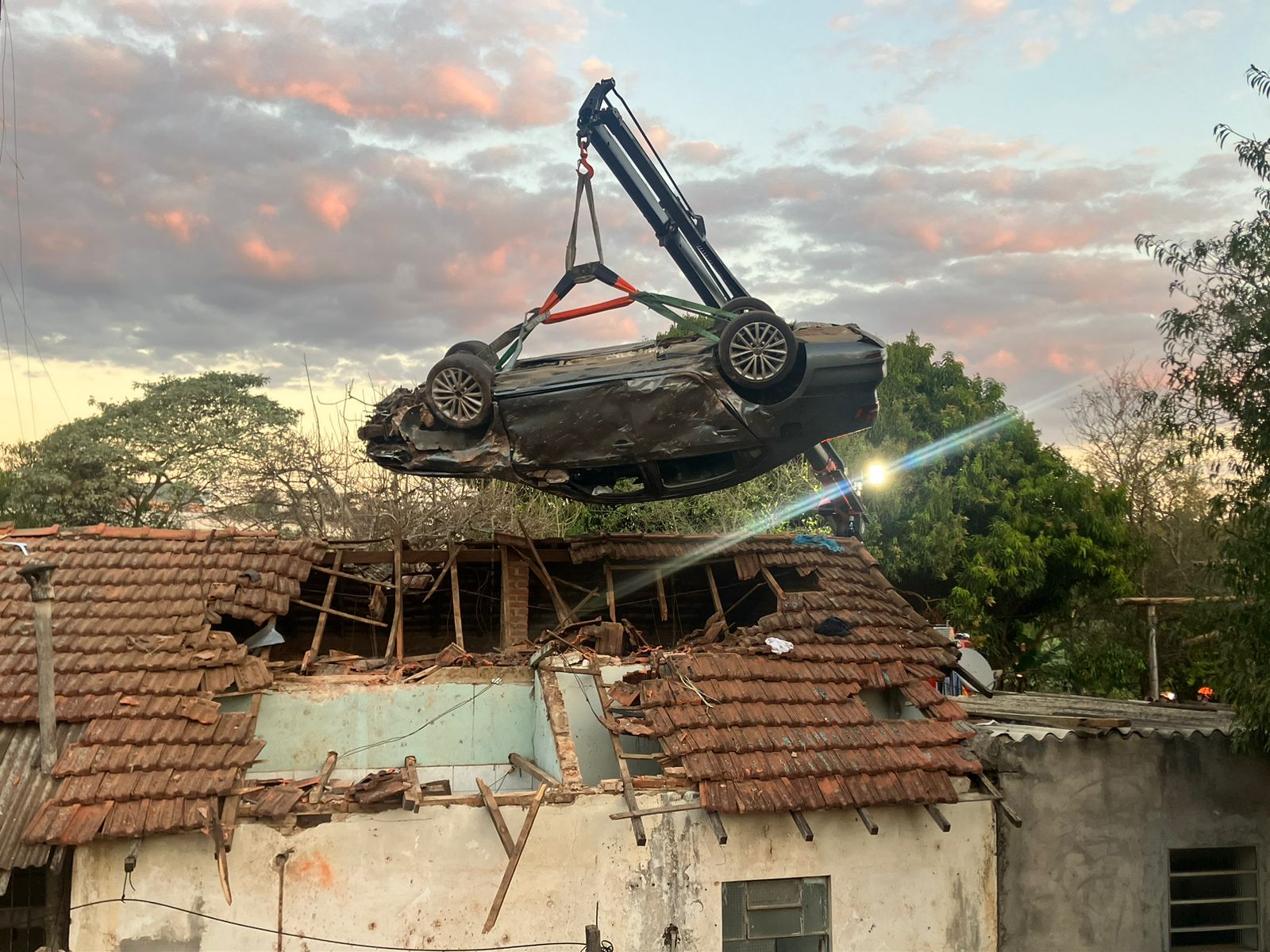 Dois dias depois de acidente carro é retirado de telhado de casa em Campinas