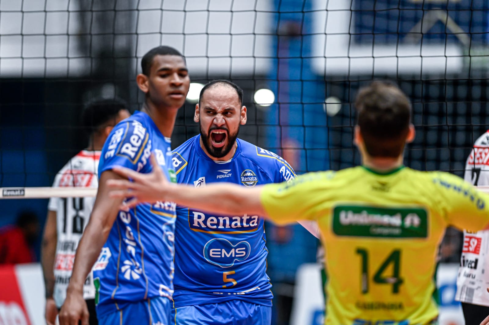 Em jogo eletrizante, Vôlei Renata perde para o Sesi na estreia do Paulista