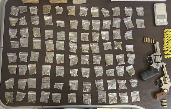 Em operação, suspeito tenta queimar dinheiro e outro oferece suborno aos PMs