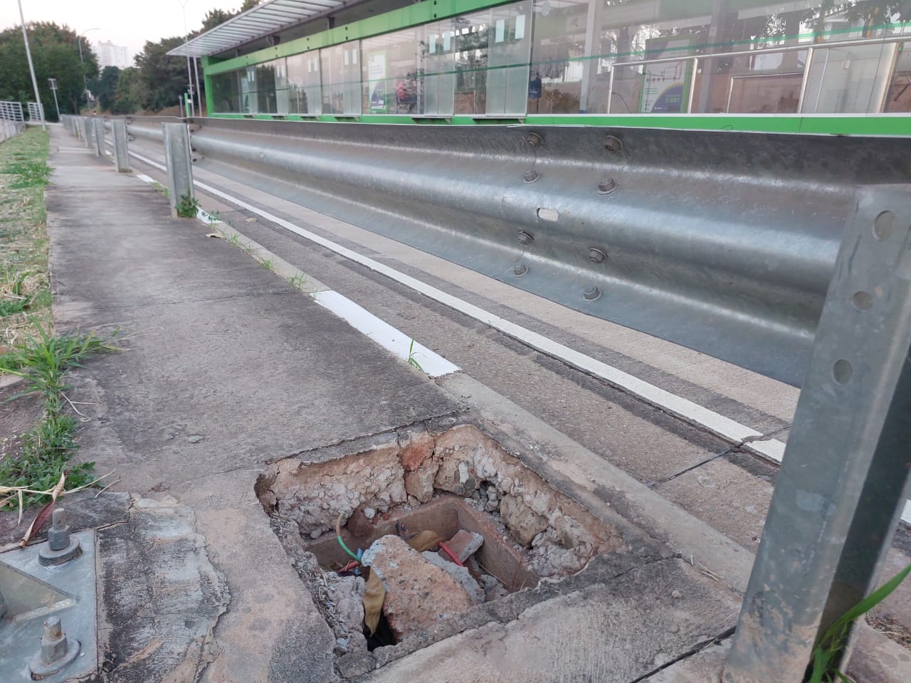 Furto de fiação no BRT deixa região do Jardim Miranda às escuras e gera riscos