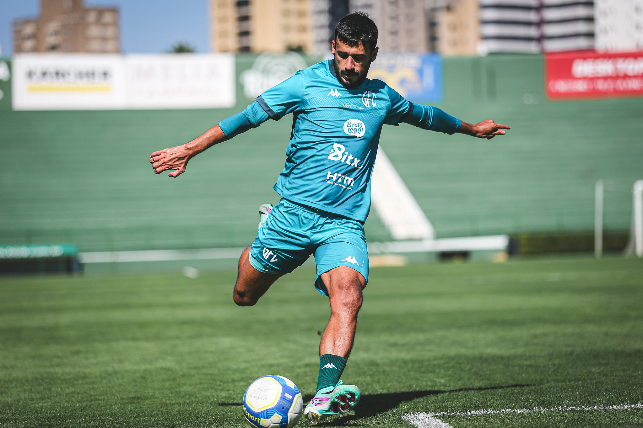 Guarani confirma rescisão de contrato com volante Camacho