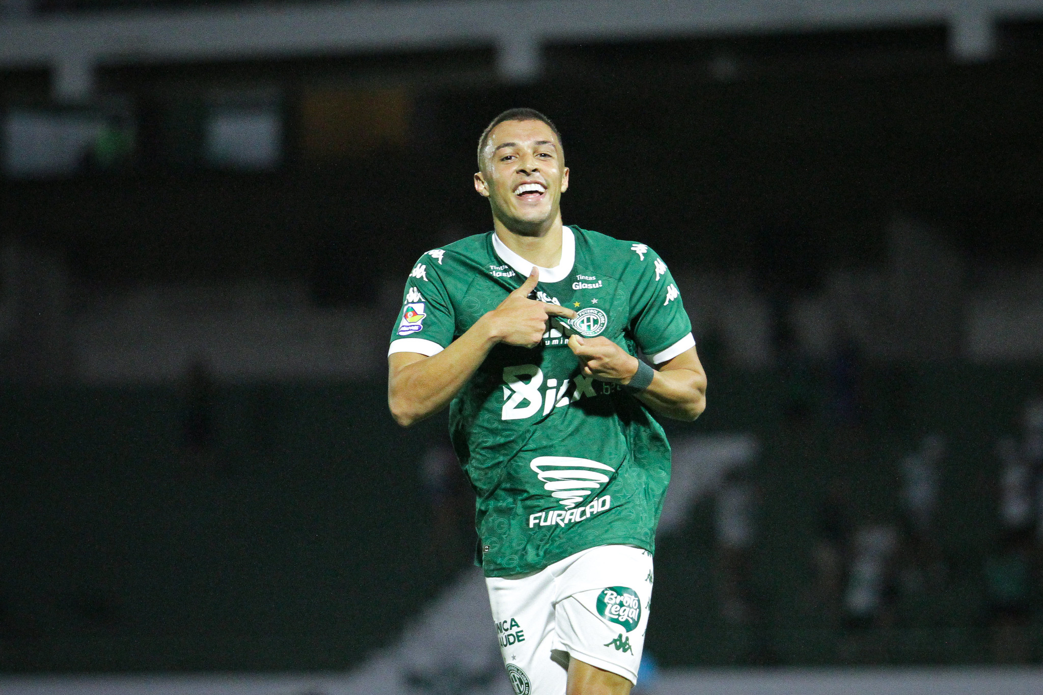 Guarani confirma saída de Léo Santos Santos e empréstimo de atacante