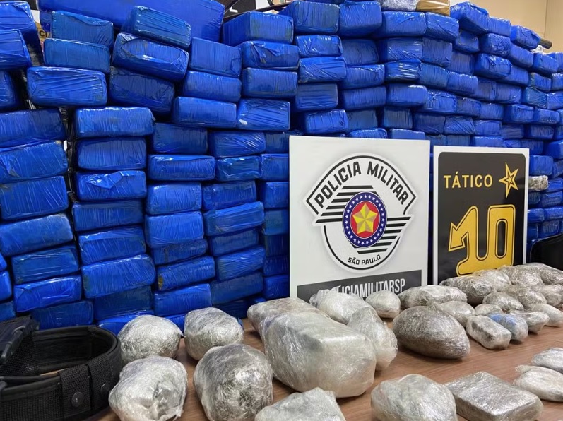 Homem é preso com tijolo de maconha em carro; filho de sete anos estava junto