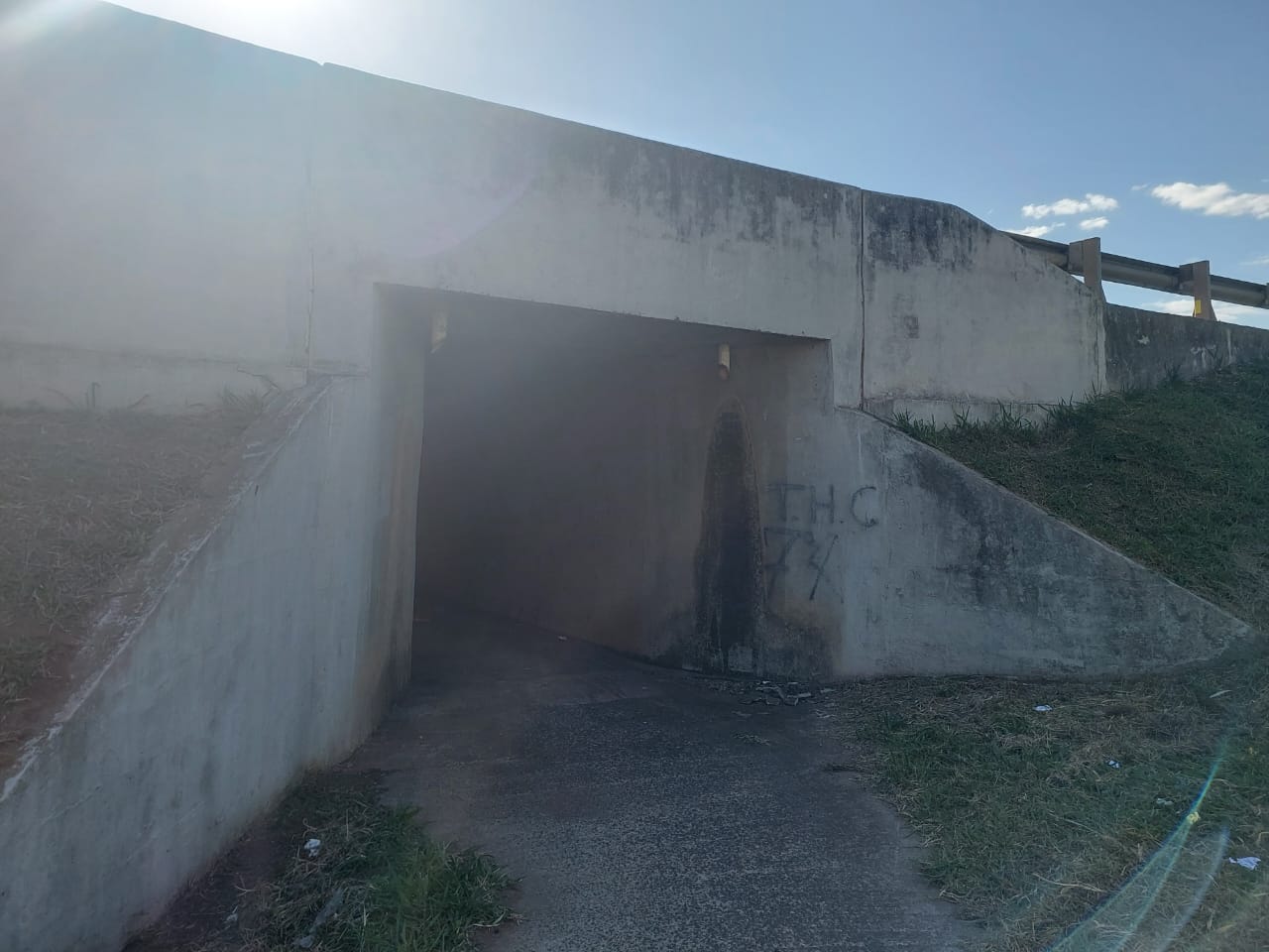 Moradores questionam falta de iluminação em túnel para pedestres no Parque Xangrilá