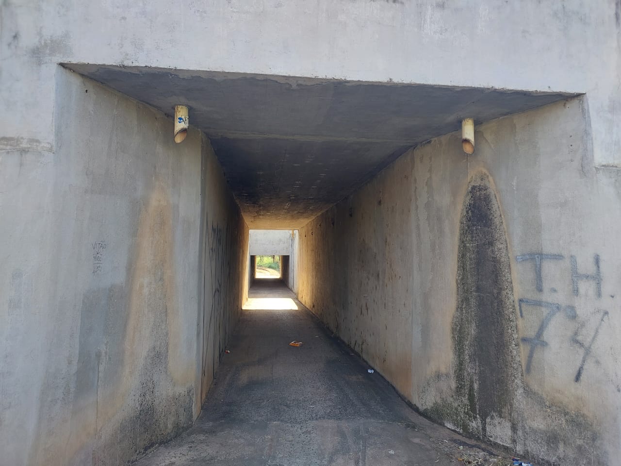 Moradores questionam falta de iluminação em túnel para pedestres no Parque Xangrilá