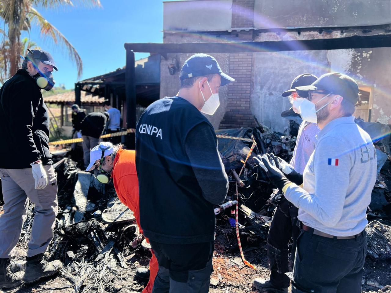 Motores do avião começam a ser retirados do local da queda em Vinhedo