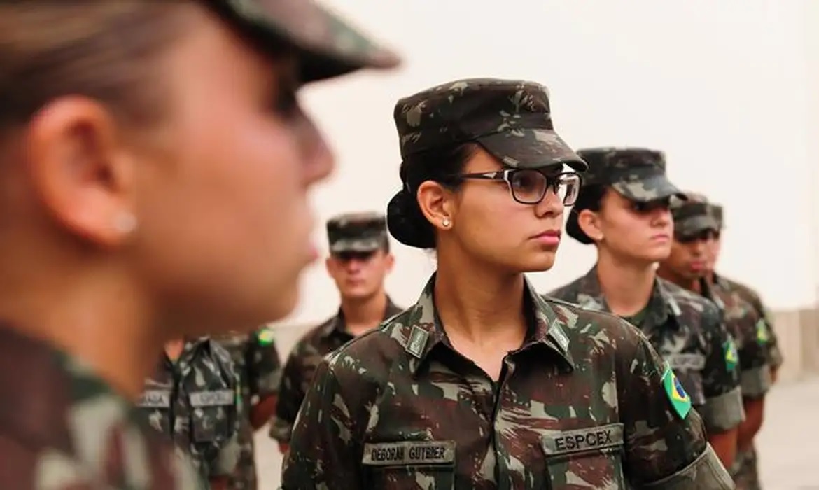  Mulheres poderão se alistar no serviço militar aos 18 anos a partir de 2025