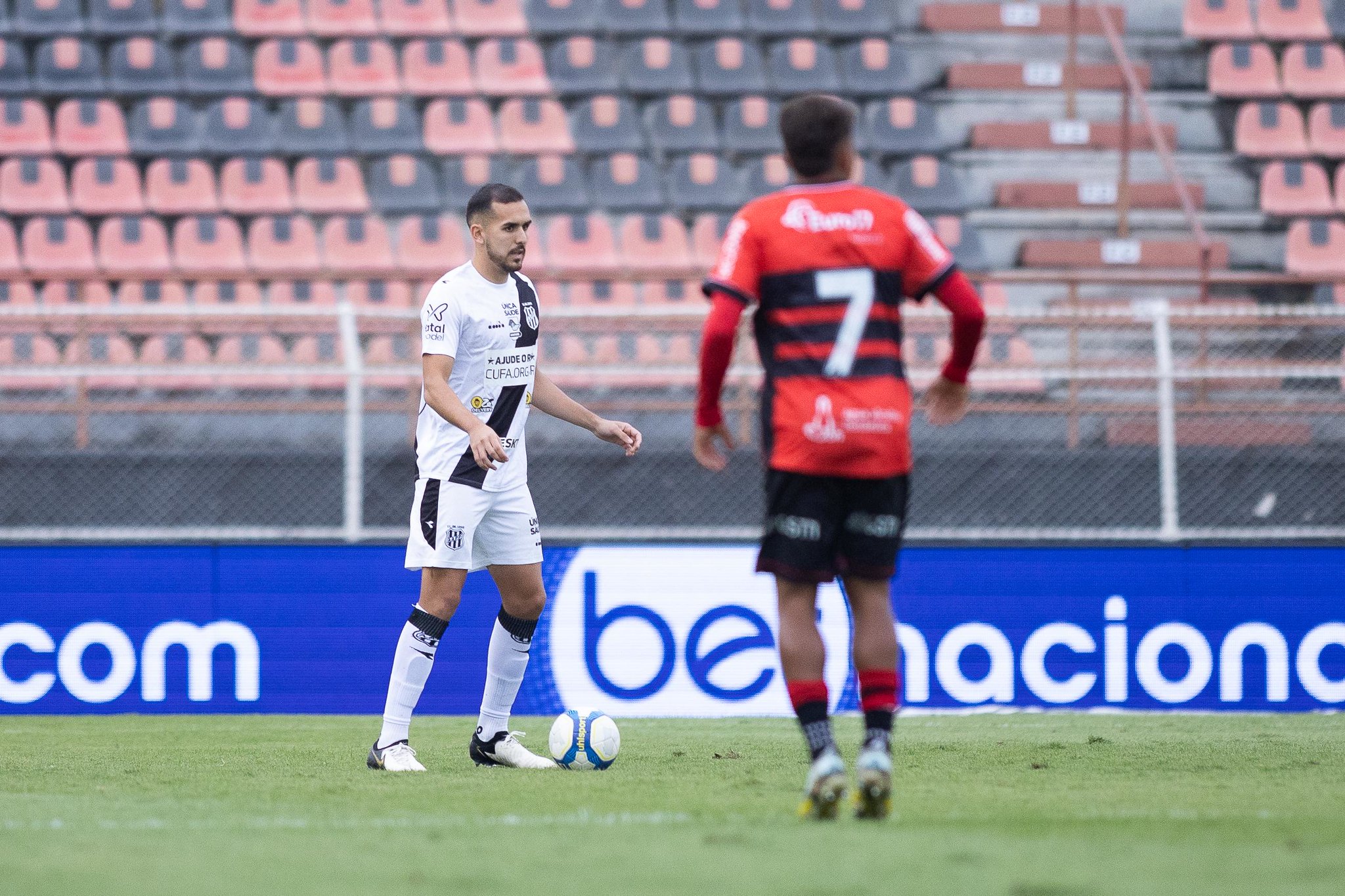 Nelsinho Baptista explica ausência de Luis Haquin da lista de relacionados da Ponte Preta