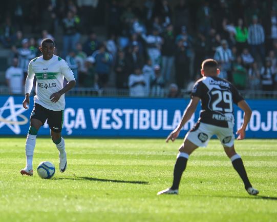 Nelsinho Baptista lamenta chances desperdiçadas pela Ponte Preta contra o Coritiba