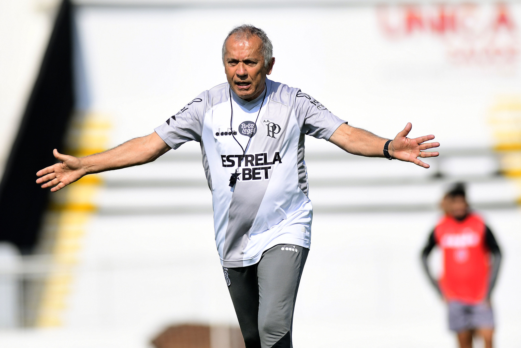 Nelsinho confirma busca por reforços, mas cita dificuldades: “Não vemos uma qualidade”