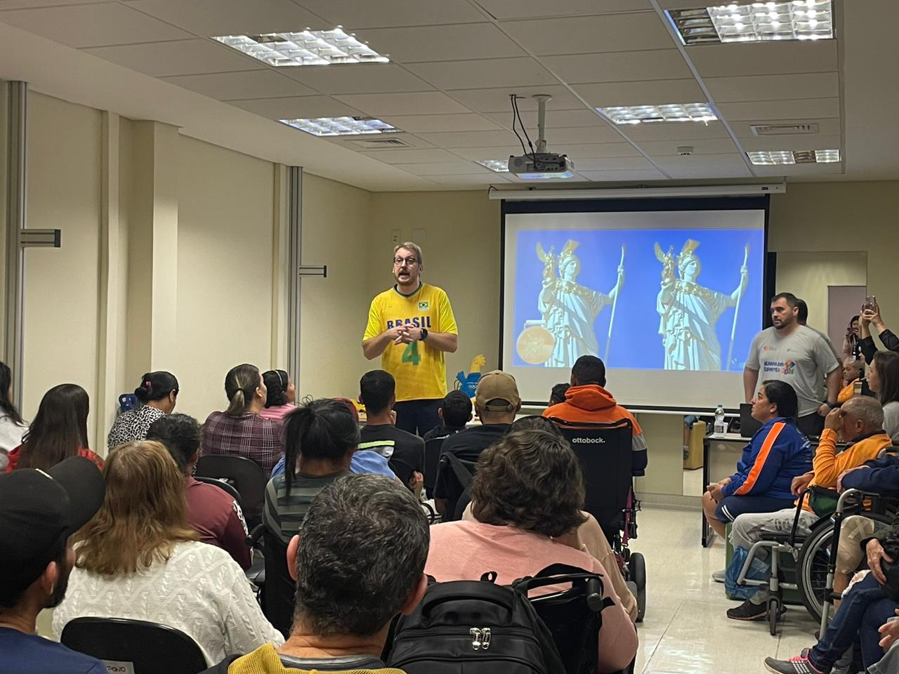 Pacientes do Boldrini recebem André Heller para prática esportiva de reabilitação