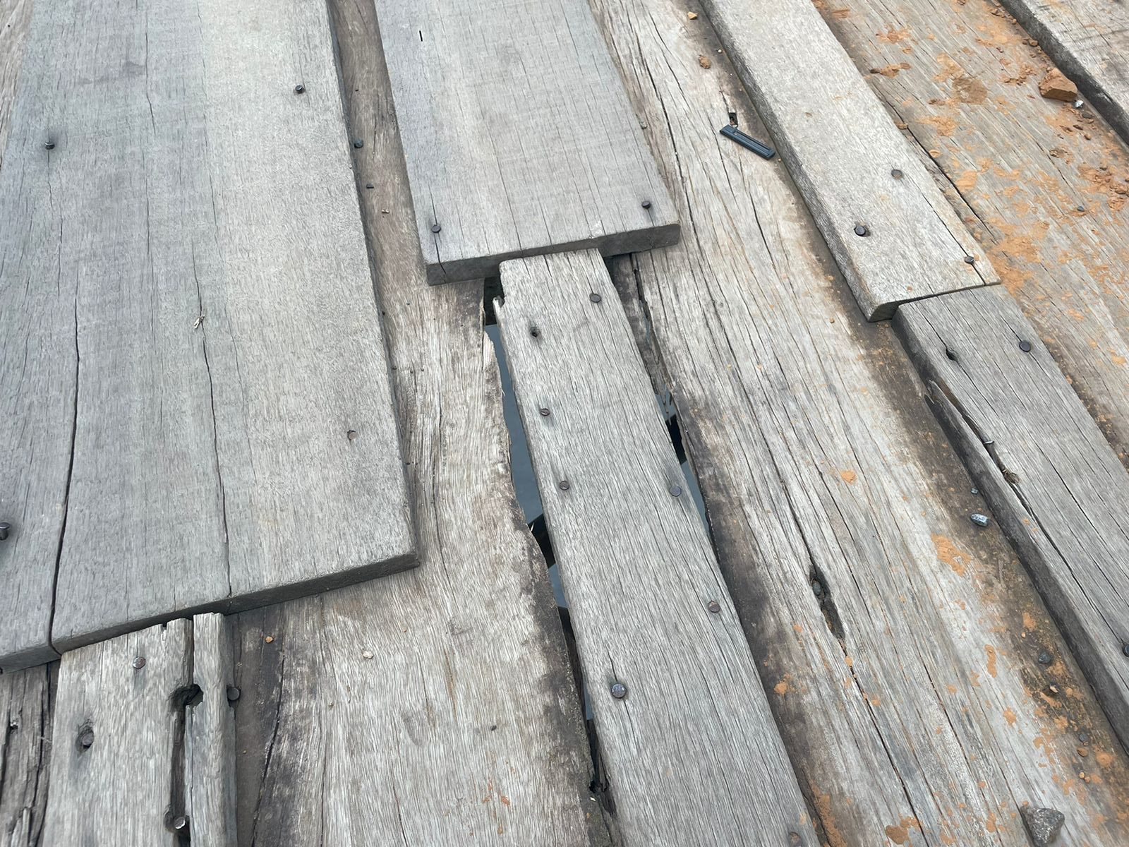 Pedestres relatam insegurança ao atravessarem passarela na rodovia Adhemar de Barros