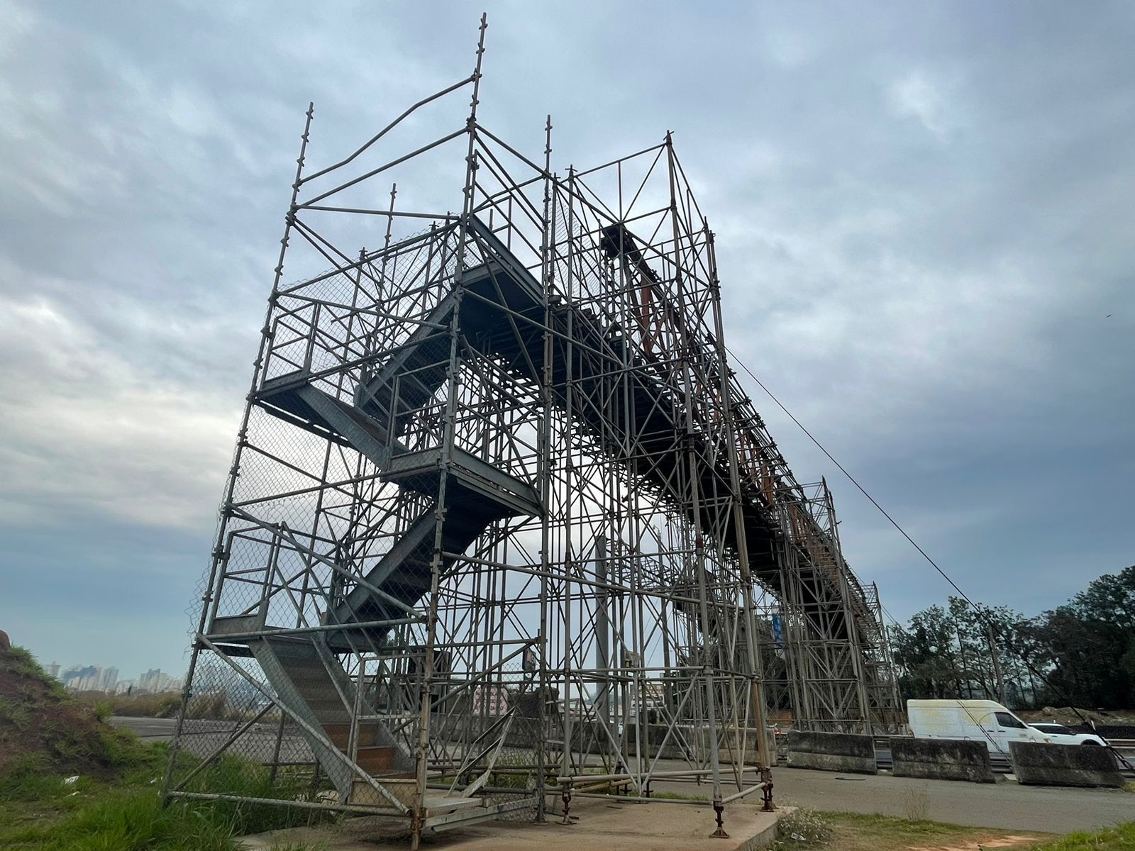 Pedestres relatam insegurança ao atravessarem passarela na rodovia Adhemar de Barros