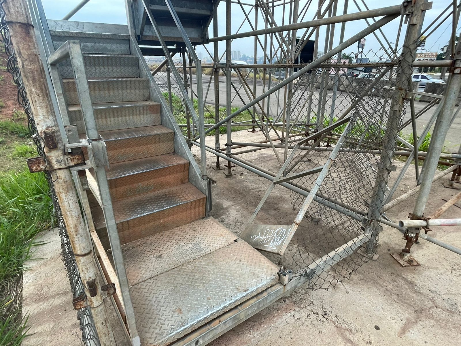 Pedestres relatam insegurança ao atravessarem passarela na rodovia Adhemar de Barros