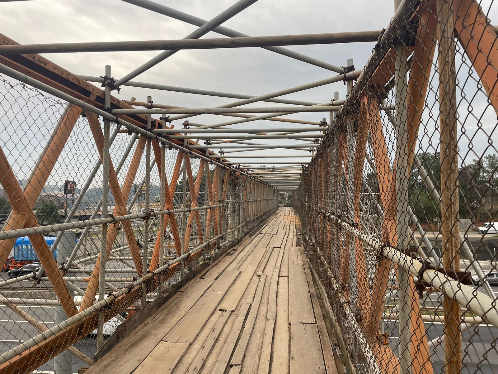 Pedestres relatam insegurança ao atravessarem passarela na rodovia Adhemar de Barros