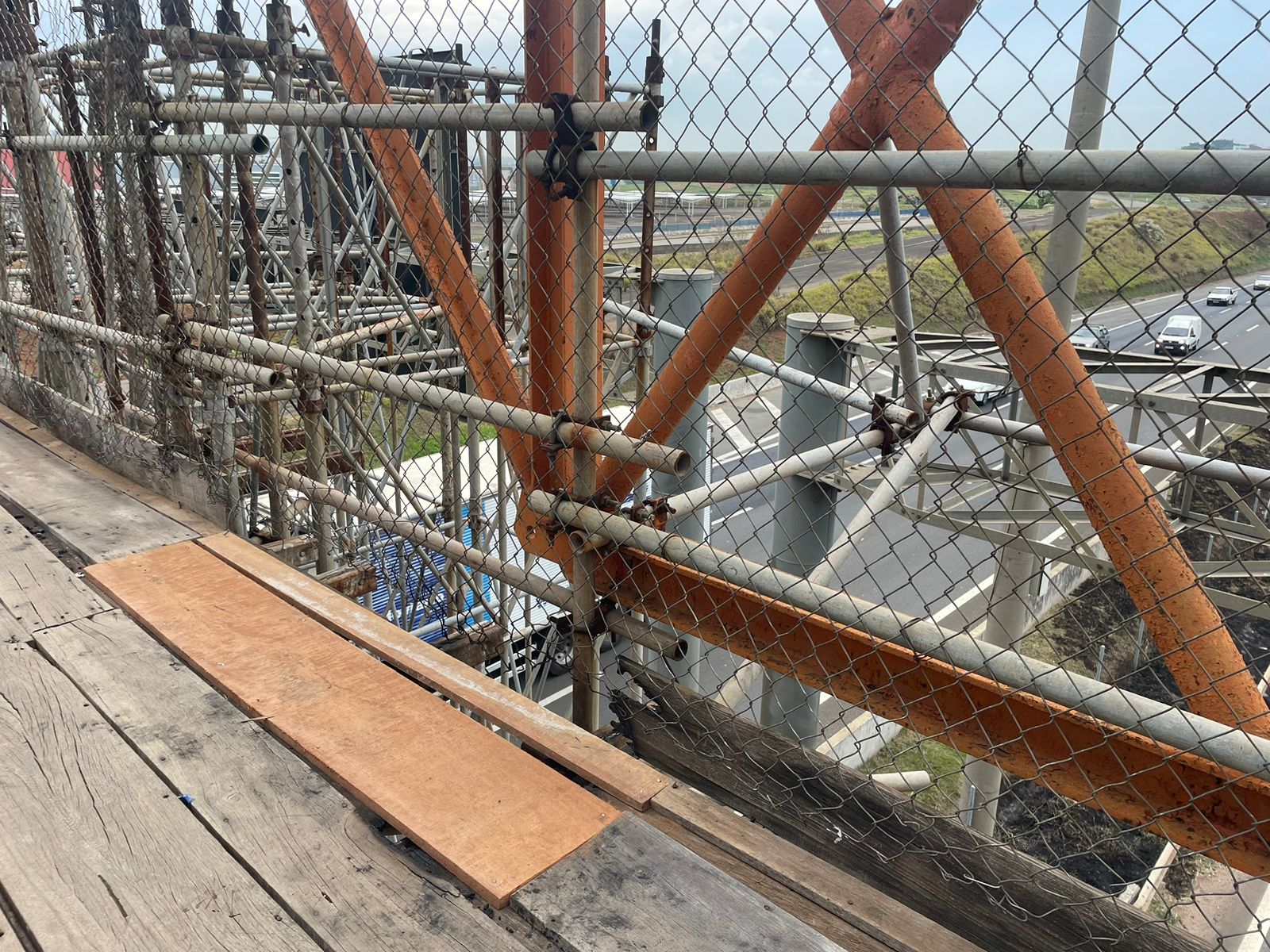 Pedestres relatam insegurança ao atravessarem passarela na rodovia Adhemar de Barros