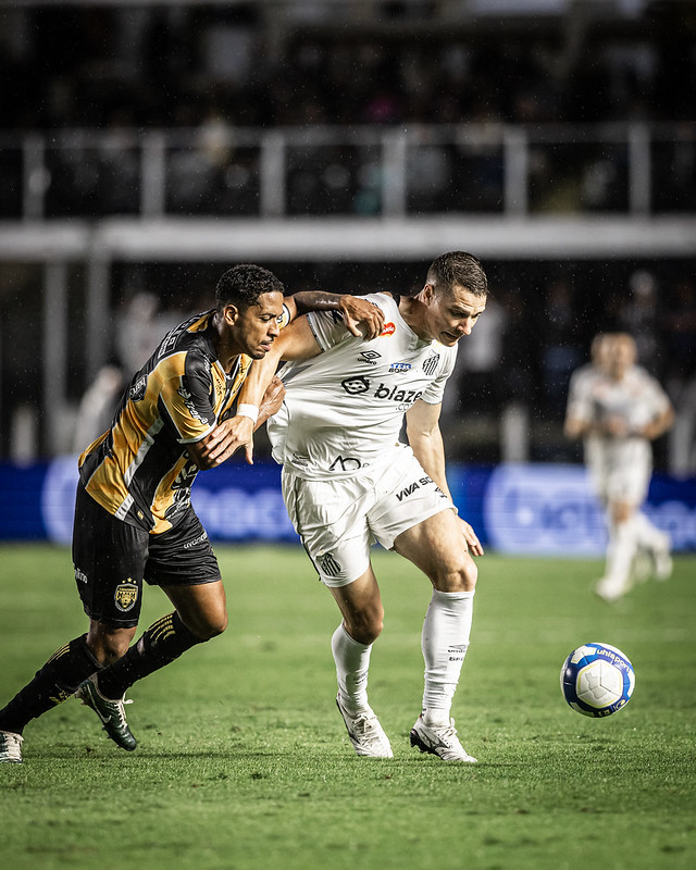 Presidente do Santos apoia Fábio Carille após mais um tropeço na Série B