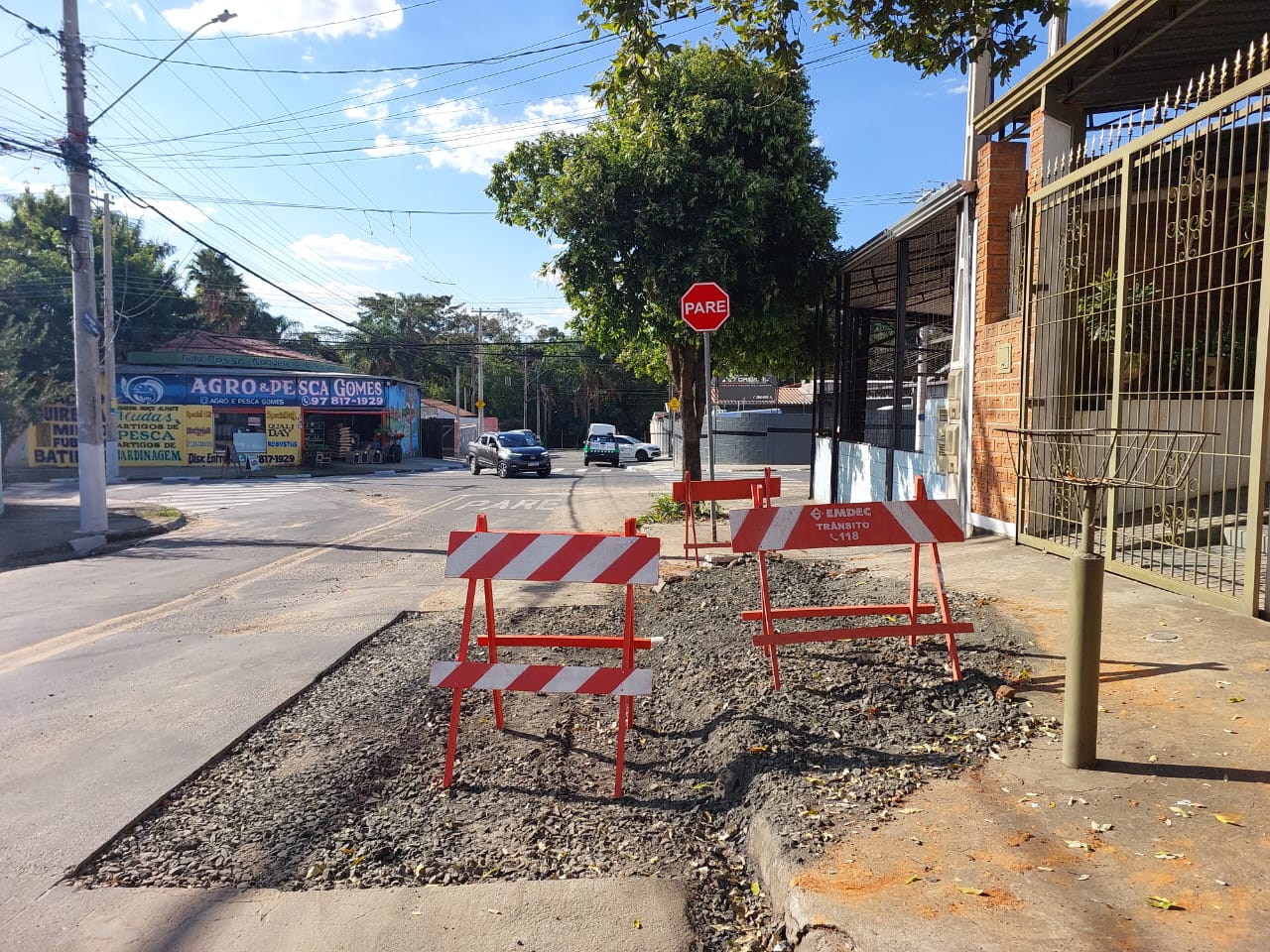 Rompimento de tubulação causa prejuízos para moradores do Jardim Santa Terezinha