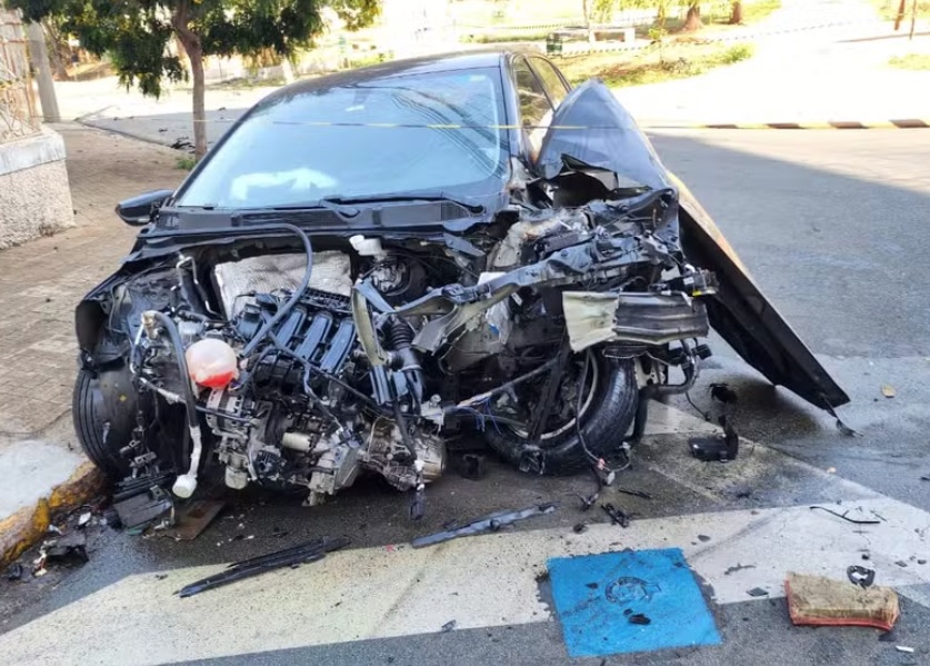 Bandido rouba carro, bate de frente com outro e tenta fugir a pé em Limeira