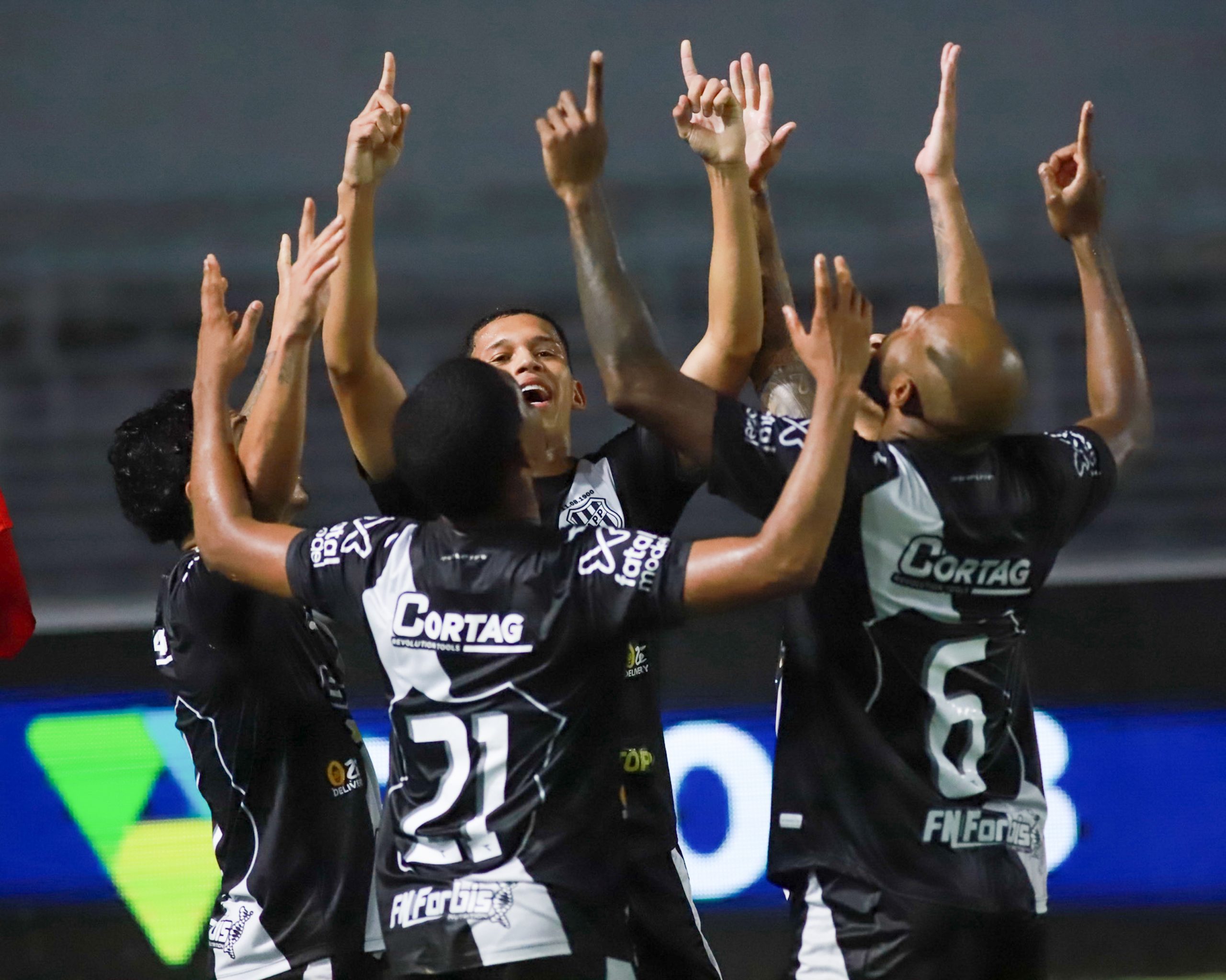 Após primeira vitória fora de casa, Nelsinho destaca entrega dos jogadores: “Todos compraram a ideia”
