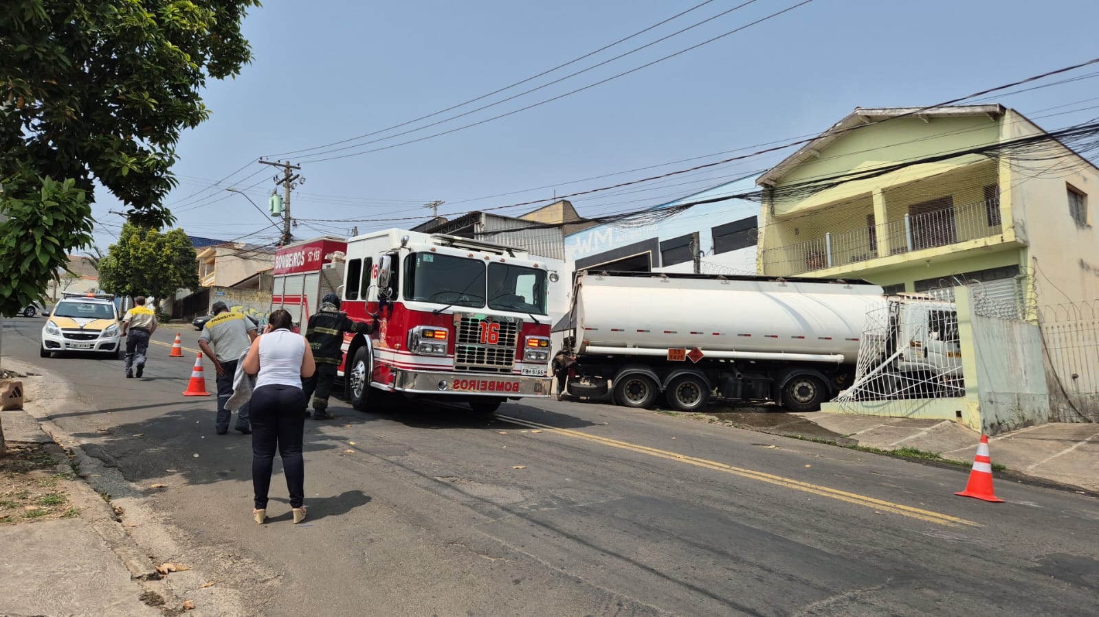 Caminhão carregado com combustível invade casa em Piracicaba 