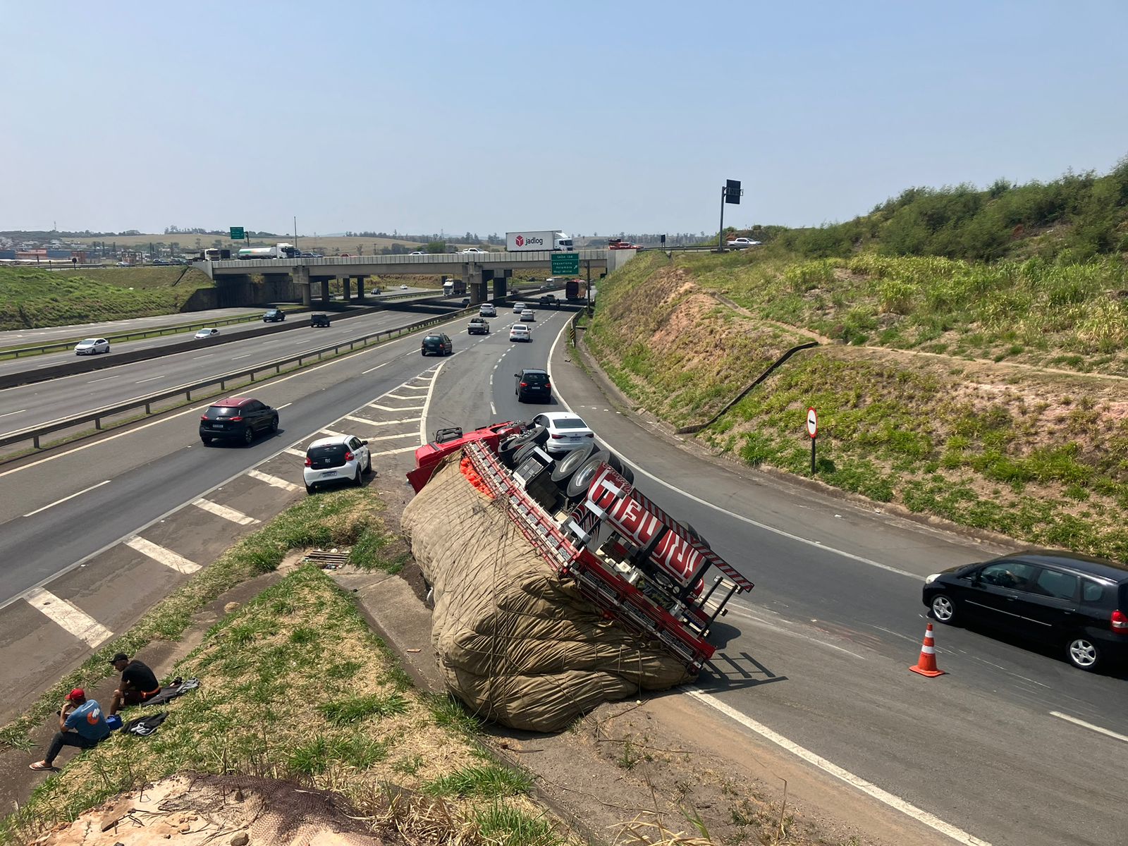 Caminhão com 20 toneladas de cebola tomba e interdita Rod. Dom Pedro